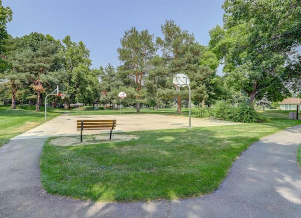 Experience Nirvana With Artwork Collections From Around The Globe Located In Lakewood Neighborhood In Se Boise Next To A Park, Minutes From Bown Crossing And The Boise River, 10 Minutes To Downtown, 4 Beds, Sleeps 8, Pets Welcome In Large Fenced In Y Extérieur photo