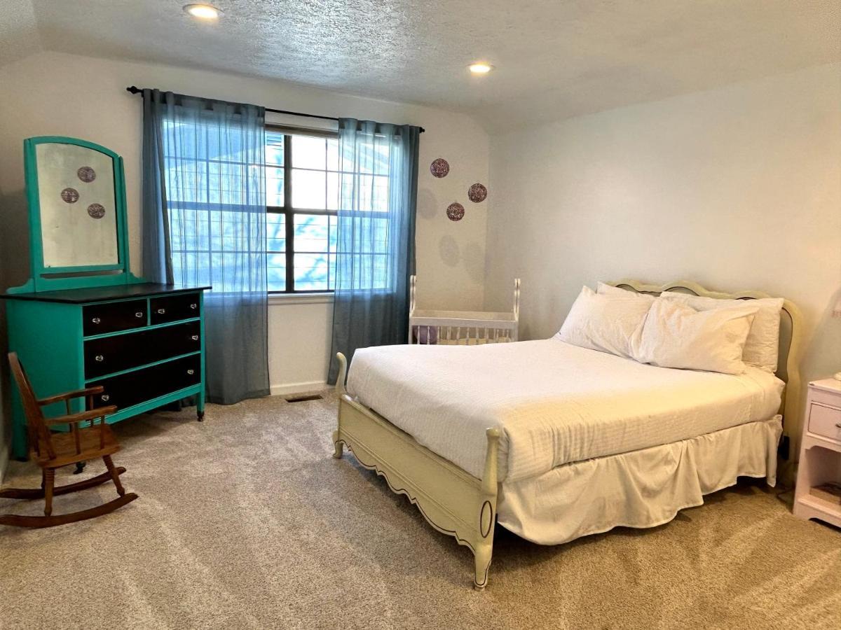 Experience Nirvana With Artwork Collections From Around The Globe Located In Lakewood Neighborhood In Se Boise Next To A Park, Minutes From Bown Crossing And The Boise River, 10 Minutes To Downtown, 4 Beds, Sleeps 8, Pets Welcome In Large Fenced In Y Extérieur photo